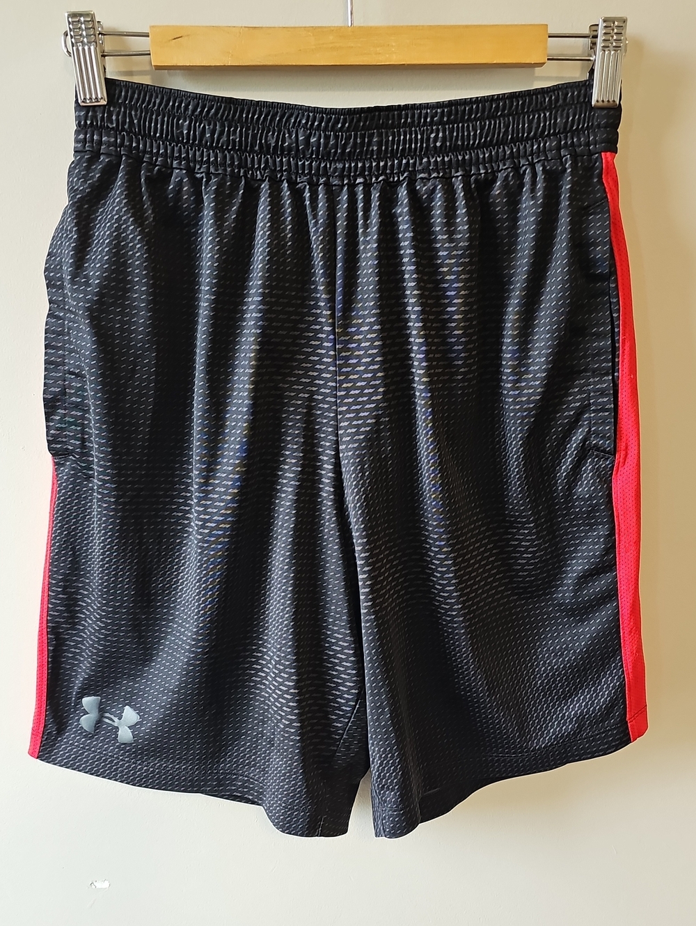 Under Armour Men’s Medium Heatgear Black And Red Fitted Athletic Shorts